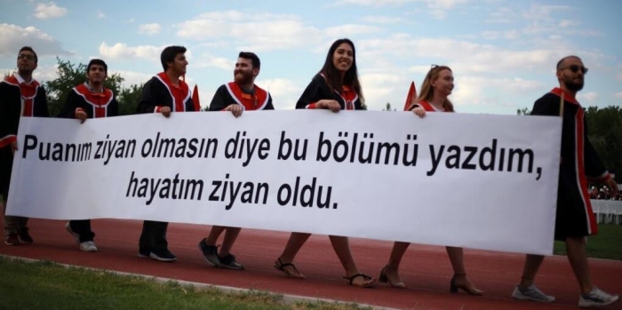 Puanım ziyan olmasın diye bu bölümü yazdım hayatım ziyan oldu.